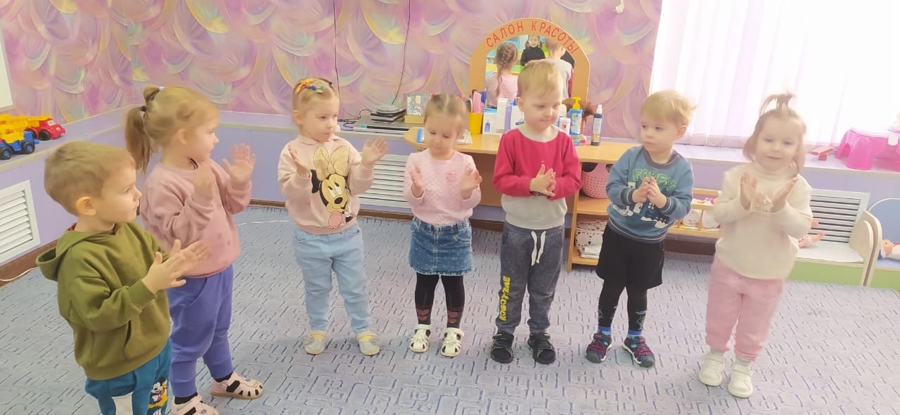 МБ ДОУ "Детский сад №13" Веселые ребята сегодня в 11:38 Госорганизация Сегодня, 26 января 2023г., во второй младшей группе "Умники и Умницы"  МБ ДОУ "Детский сад N 13" на образовательной деятельности по  рисованию на тему: "Пушистый цыплёнок". Дети учились проявлять  своё эмоциональное состояние, творческие способности в рисунке,  обучались описывать цыплят, учились давать характеристику, повторили стихотворения о цыплятах. И как цыплята жёлтые выполняли "Жёлтую физкультминутку".