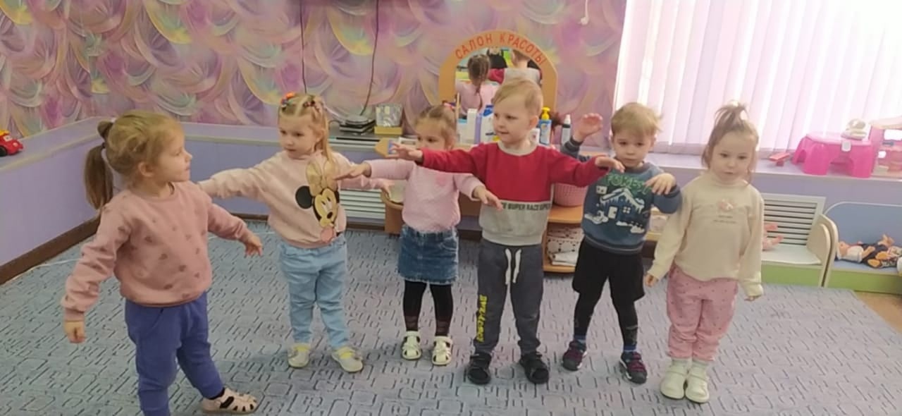 МБ ДОУ "Детский сад №13" Веселые ребята сегодня в 11:38 Госорганизация Сегодня, 26 января 2023г., во второй младшей группе "Умники и Умницы"  МБ ДОУ "Детский сад N 13" на образовательной деятельности по  рисованию на тему: "Пушистый цыплёнок". Дети учились проявлять  своё эмоциональное состояние, творческие способности в рисунке,  обучались описывать цыплят, учились давать характеристику, повторили стихотворения о цыплятах. И как цыплята жёлтые выполняли "Жёлтую физкультминутку".