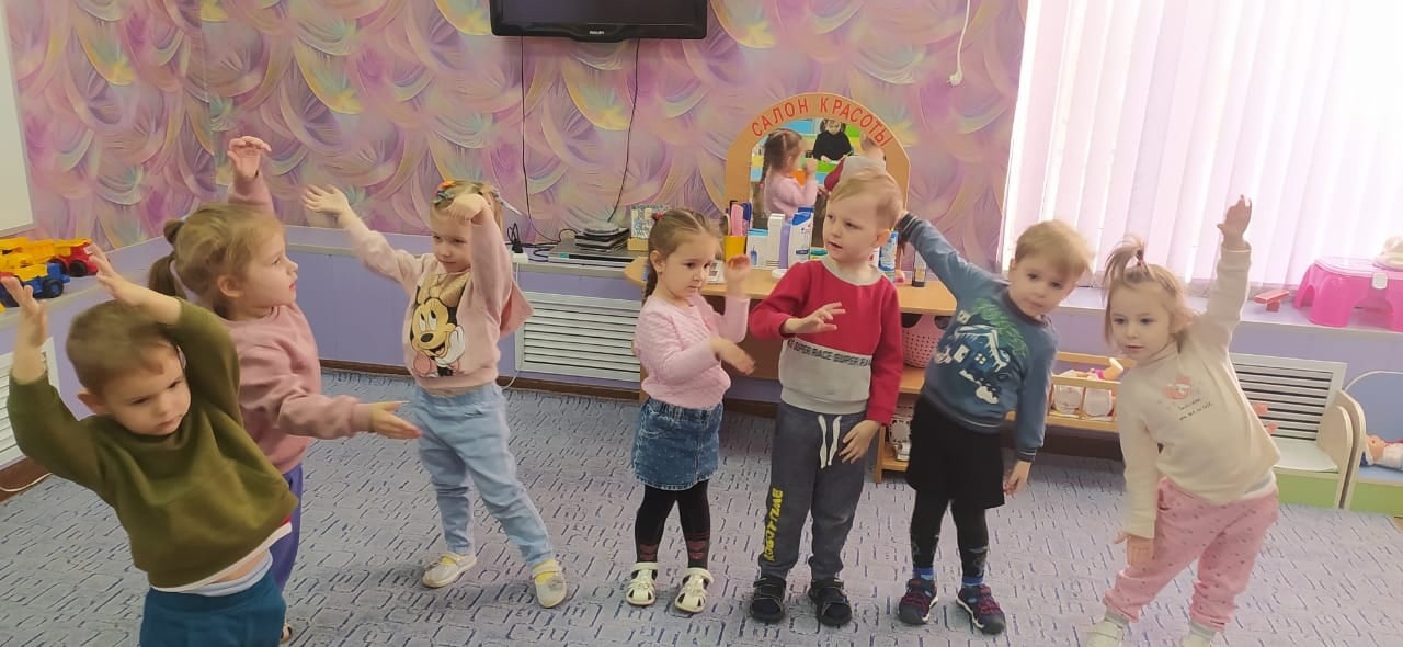 МБ ДОУ "Детский сад №13" Веселые ребята сегодня в 11:38 Госорганизация Сегодня, 26 января 2023г., во второй младшей группе "Умники и Умницы"  МБ ДОУ "Детский сад N 13" на образовательной деятельности по  рисованию на тему: "Пушистый цыплёнок". Дети учились проявлять  своё эмоциональное состояние, творческие способности в рисунке,  обучались описывать цыплят, учились давать характеристику, повторили стихотворения о цыплятах. И как цыплята жёлтые выполняли "Жёлтую физкультминутку".