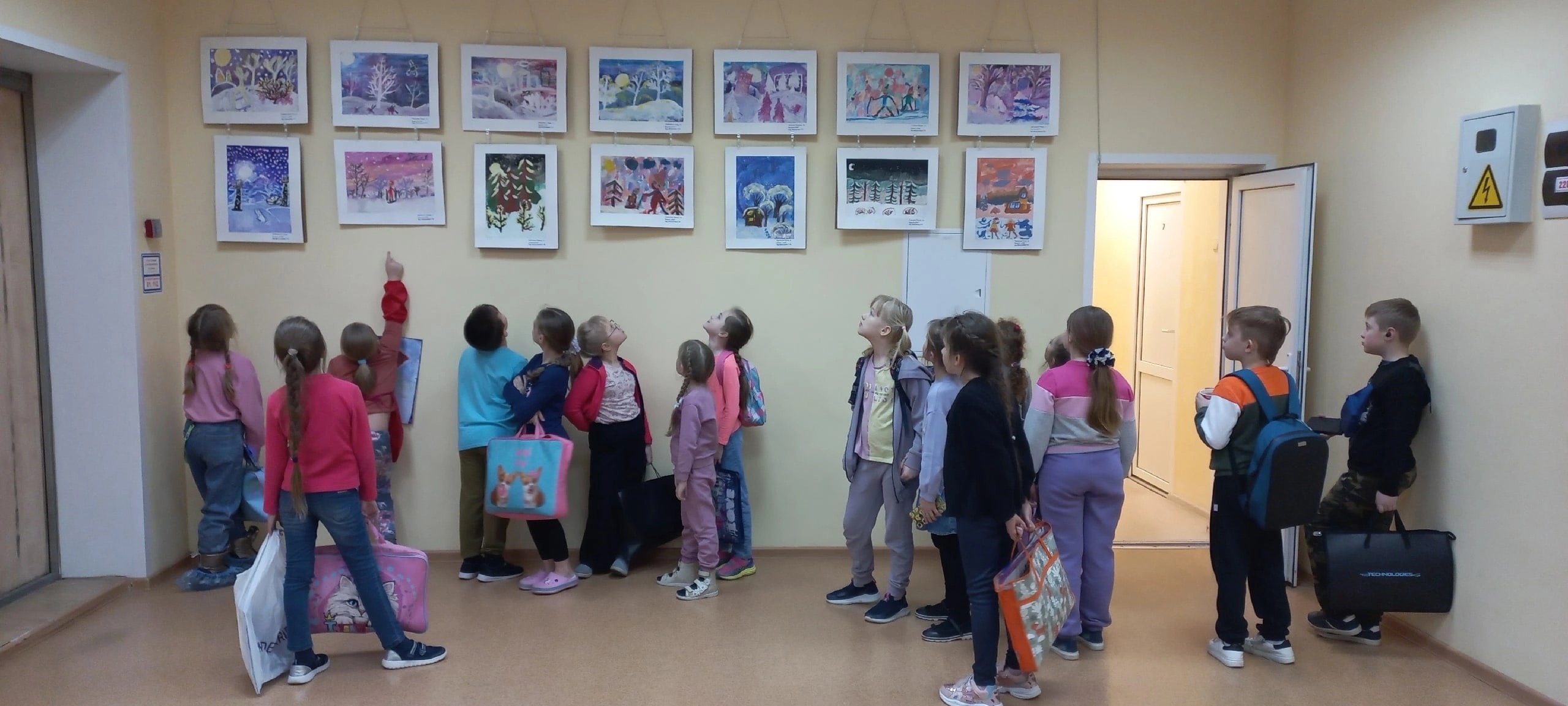 В выставке приняли участие воспитанники в возрасте от 5 до 14 лет. Ребята на бумаге с помощью кистей, красок, карандашей, фломастеров и пастели  выразили свое представление о зиме, зимних развлечениях, прогулках и забавах.  #ПОДМОСКОВЬЕ #ЗИМА #РОВЕСНИКПОДОЛЬСК #РИСУЮТДЕТИ #ИЗО