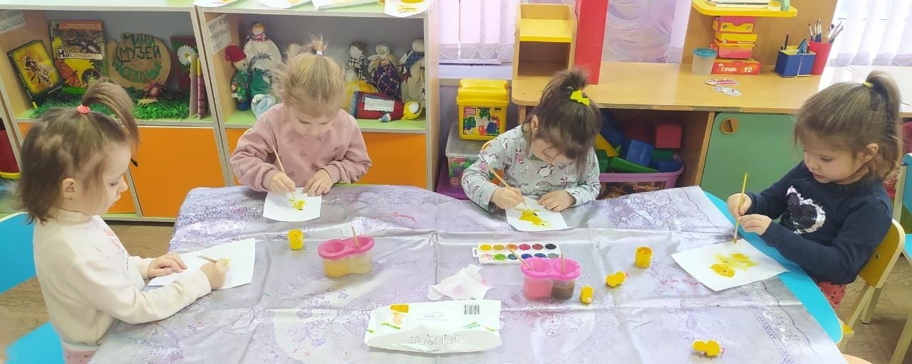 МБ ДОУ "Детский сад №13" Веселые ребята сегодня в 11:38 Госорганизация Сегодня, 26 января 2023г., во второй младшей группе "Умники и Умницы"  МБ ДОУ "Детский сад N 13" на образовательной деятельности по  рисованию на тему: "Пушистый цыплёнок". Дети учились проявлять  своё эмоциональное состояние, творческие способности в рисунке,  обучались описывать цыплят, учились давать характеристику, повторили стихотворения о цыплятах. И как цыплята жёлтые выполняли "Жёлтую физкультминутку".