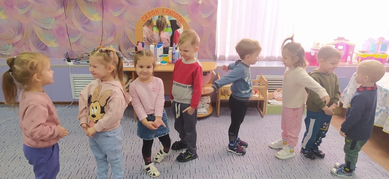 МБ ДОУ "Детский сад №13" Веселые ребята сегодня в 11:38 Госорганизация Сегодня, 26 января 2023г., во второй младшей группе "Умники и Умницы"  МБ ДОУ "Детский сад N 13" на образовательной деятельности по  рисованию на тему: "Пушистый цыплёнок". Дети учились проявлять  своё эмоциональное состояние, творческие способности в рисунке,  обучались описывать цыплят, учились давать характеристику, повторили стихотворения о цыплятах. И как цыплята жёлтые выполняли "Жёлтую физкультминутку".