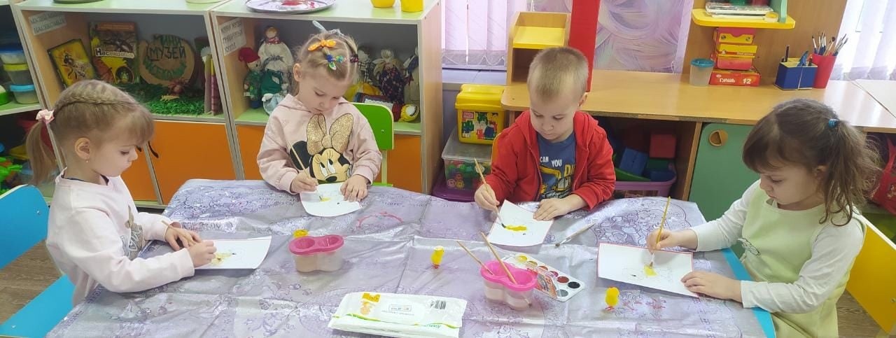 МБ ДОУ "Детский сад №13" Веселые ребята сегодня в 11:38 Госорганизация Сегодня, 26 января 2023г., во второй младшей группе "Умники и Умницы"  МБ ДОУ "Детский сад N 13" на образовательной деятельности по  рисованию на тему: "Пушистый цыплёнок". Дети учились проявлять  своё эмоциональное состояние, творческие способности в рисунке,  обучались описывать цыплят, учились давать характеристику, повторили стихотворения о цыплятах. И как цыплята жёлтые выполняли "Жёлтую физкультминутку".